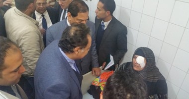 بالصور.. وزير الصحة لمرضى رمد طنطا المصابين بالعمى: "حقكم مش هيضيع"