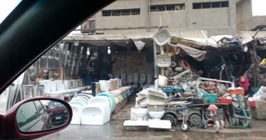 صحافة المواطن.. قارئ يرصد تعدى الباعة على شارع بورسعيد بـ"عزبة أبو حشيش"