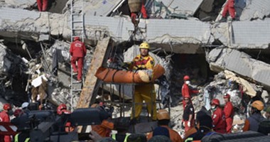 عمال الإنقاذ فى تايوان ينتشلون العالقين تحت الأنقاض بعد يومين من الزلزال