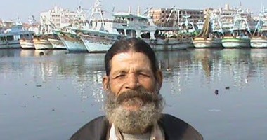 "خليل أبو طبل".. صياد بدمياط ويتقن لغات متعددة وحصل على رتبة قبطان من البحرين