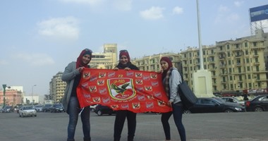 فتيات يرفعن علم النادى الأهلى بميدان التحرير قبل مباراة القمة‎