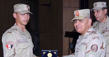وزير الدفاع يلتقى قادة وضباط وجنود المنطقة الغربية العسكرية