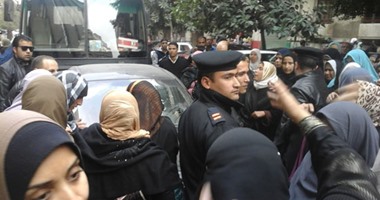 الأمن يحاول فتح شارع حسين حجازى بعد قطعه من جانب معلمات محو الأمية