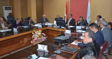 محافظ كفرالشيخ يبحث الموقف التنفيذى للمشروعات الخدمية بالمحافظة