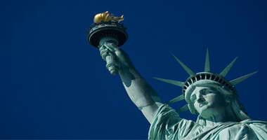 فى ذكراه الـ133..تمثال الحرية الأمريكى فى مواجهة جدار ترامب العازل