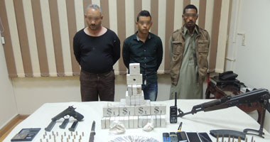 القبض على عاطلين وبحوزتهما مخدر الهيروين وبندقية آلية 