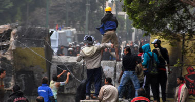 بالصور.. إصابة 6 من قوات الأمن جراء رشق المتظاهرين للقوات بشارع ريحان 
