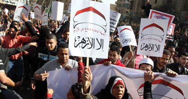 بالصور.. مسيرة الأزهر تتوقف أمام مديرية أمن القاهرة وتهتف بـ"رحيل النظام"