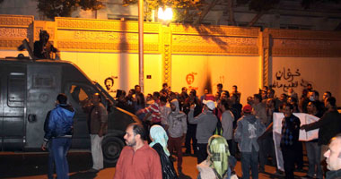 بالصور.. متظاهرو الاتحادية يطلبون المعونة من التحرير والأمن يكثف تواجده
