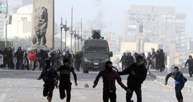 بالصور.. زيادة حدة الاشتباكات بين الأمن والمتظاهرين بكوبرى قصر النيل