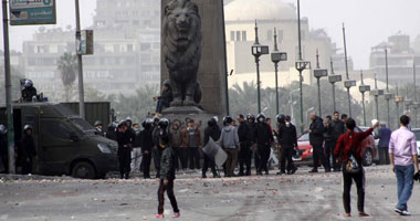 "الإخوان" تشيد بمبادرة "أبو الفتوح" وتؤكد: نرحب بها لوقف نزيف الدماء.. و"جبهة الإنقاذ" تحسم موقفها باجتماعها القادم.. و"المصرى الديمقراطى": يحاول مسك العصا من المنتصف