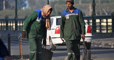 عامل نظافة يعثر على أطراف جسد بصناديق القمامة بمحرم بك