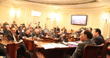 "مالية الشورى" تناقش كيفية الخروج من الأزمة الاقتصادية مع رجال أعمال مصريين