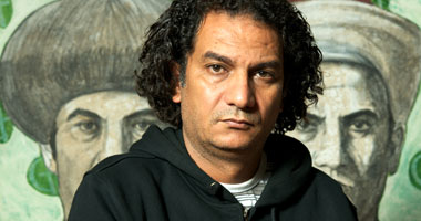 رضا عبد الرحمن يتقمص شخصية الشهداء فى معرض "أنا فى الثورة"