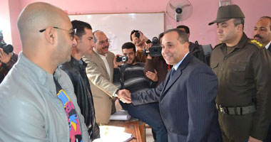 بالصور.. محافظ الإسماعيلية يتابع لجان الاستفتاء لليوم الثانى