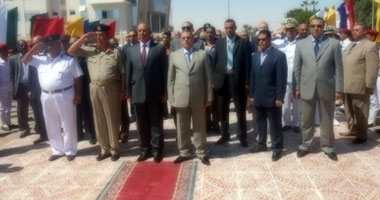 إكليل من الزهور على النصب التذكارى فى العيد القومى للبحر الأحمر