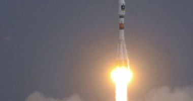 صاروخ الفضاء آريان- 5 يحمل قمرًا اصطناعيًا للاتصالات إلى الفضاء