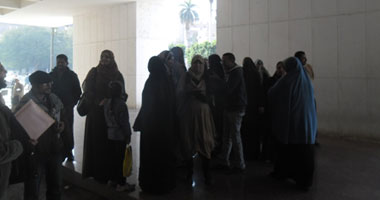 وقفة احتجاجية للعاملات بمستشفى أسيوط العام