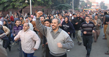 بالصور.. أنصار الرئيس يحتفلون أمام قصر الاتحادية ويرددون هتافات النصر