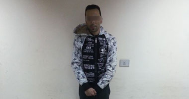 القبض على عاطل بحوزته أقراص مخدرة وحشيش وسلاح نارى بالعمرانية