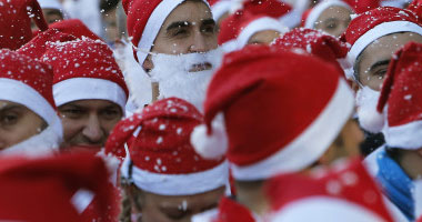 بالفيديو.. 6 آلاف "بابا نويل" يجوبون شوارع "مدريد" لدعم الاقتصاد الأسبانى