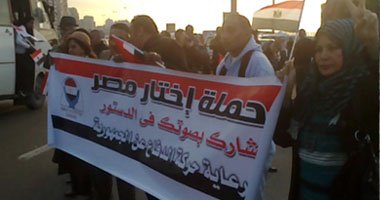 بالصور.. "حركة الدفاع" تنظم وقفة للترويج للدستور بالإسكندرية