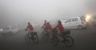 تأجيل الرحلات الجوية ورحلات القطارات فى نيودلهى بسبب الضباب الكثيف