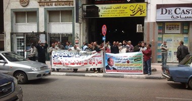 عمال "المشروعات الصناعية"يواصلون التظاهر بطلعت حرب للمطالبة برواتبهم المتأخرة