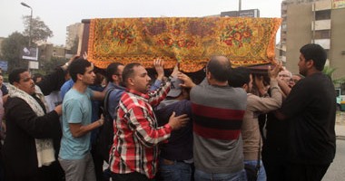 انتهاء صلاة الجنازة على جثمان الطالبة يارا طارق فى مسجد السلام بمدينة نصر
