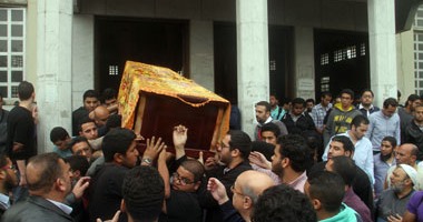 بدء صلاة الجنازة على جثمان الطالبة يارا طارق فى مسجد السلام بمدينة نصر