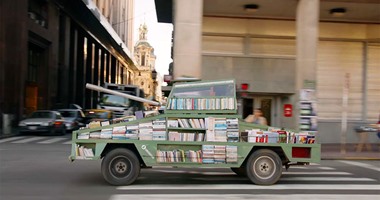 شاب أرجنتينى يصمم دبابة لتوصيل الكتب مجانًا لمحاربة الجهل