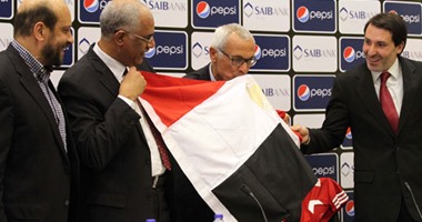 كوبر يقبّل العلم المصرى بعد التوقيع رسميًا لتدريب "الفراعنة"