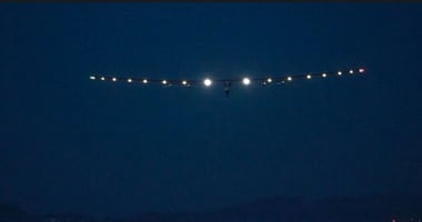 بالصور.. "2 Solar Impulse" أول طائرة فى العالم تعمل بالطاقة الشمسية.. تحركت أمس من دبى ووصلت لعمان والآن فى طريقها للهند.. الطائرة تغير طيارها فى كل محطة وهدفها لف العالم فى 5 أشهر بدون نقطة وقود