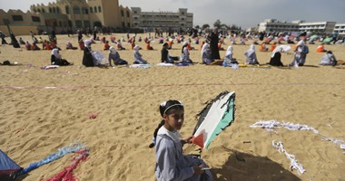 أطفال فلسطينيون يطلقون طائرات ورقية فى ذكرى موجات المد باليابان