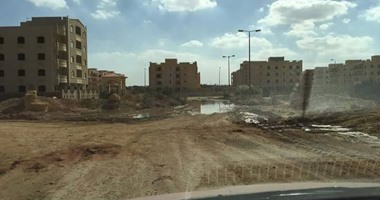 بالصور.. نرصد إهمال مسئولى "الإسكان" لمنطقة المدخل الثانى لمدينة الشروق.. كابلات الكهرباء خارج الأرض وأمام المنازل.. وطفح المياه بالشوارع.. وبلاعات الصرف دون غطاء.. وائتلاف السكان: 45 ألف مواطن يعانون