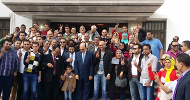 أعضاء تمرد يلتقطون صورة جماعية مع الفريق مهاب مميش