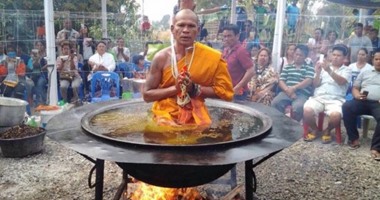 بالفيديو.. راهب تايلندى يمارس طقوسه الدينية داخل وعاء من الزيت المغلى