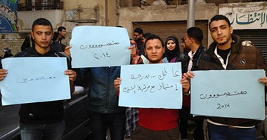 أوائل خريجى الجامعات يتظاهرون أمام "الوزراء" للمطالبة بالتعيين فى الحكومة