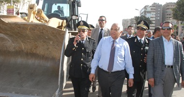 محافظ القاهرة يقود حملة أمنية بشوارع مدينة نصر لفرض الانضباط المرورى
