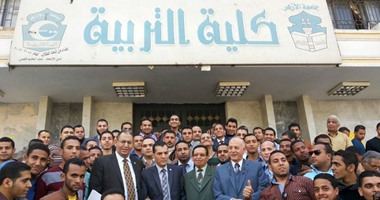 طلاب "تربية الأزهر" يهتفون خلف رئيس الجامعة: "تحيا مصر "