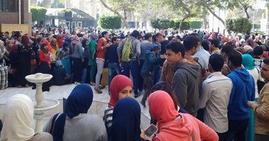 بدء تجمهر طلاب الثانوية العامة أمام جامعة الإسكندرية للتظاهر