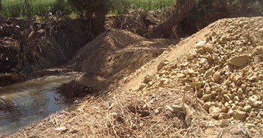 بالصور.. شركة بترول تردم ترعة السلطانى وتعيق الطريق بمخلفاتها فى بنى سويف