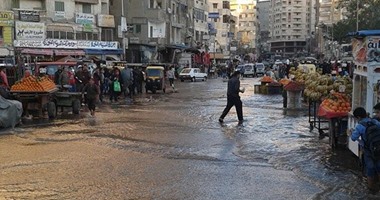 بالصور.. غرق ميدان الساعة بالإسكندرية عقب انفجار ماسورة مياه للشرب