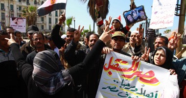 بالفيديو والصور.. مواطنون يتظاهرون بمحيط القائد إبراهيم دعماً للمؤتمر الاقتصادى