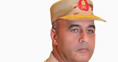 قائد الجيش الثالث يتفقد عناصر تأمين اللجان الانتخابية بالبحر الأحمر