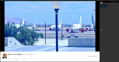 سفير بريطانيا ينشر على تويتر صور طائرات الوفود ويعلق: زحمة فى شرم الشيخ