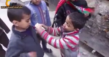 تداول فيديو لطفل سورى يقاسم أصدقاءه "قطعة خبز" بمخيم اليرموك