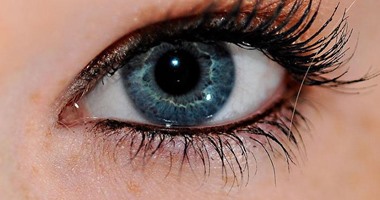 علماء يتوصلون لتقنية جديدة بالليزر تحول العين البنية لزرقاء