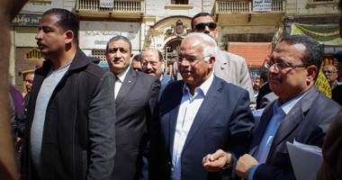 محافظ القاهرة يصل شارع الألفى لتفقد أعمال الإصلاحات