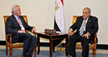 محلب يلتقى رئيس مجلس إدارة شركة جنرال إلكتريك على هامش مؤتمر شرم الشيخ